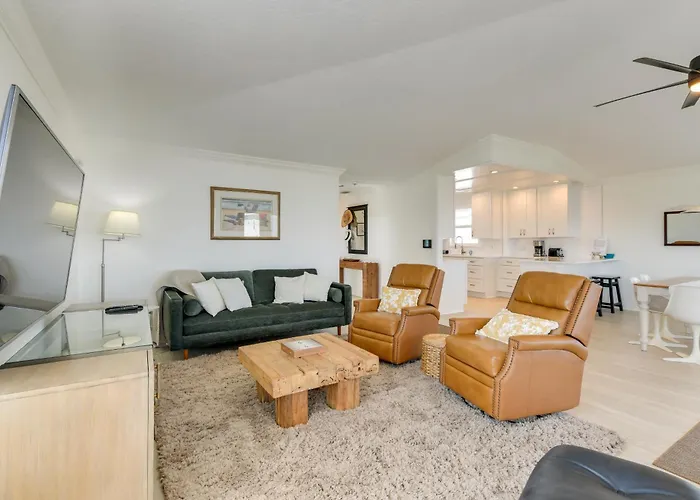 Steps To Ocean & Bay: Bradenton Beach Townhome!